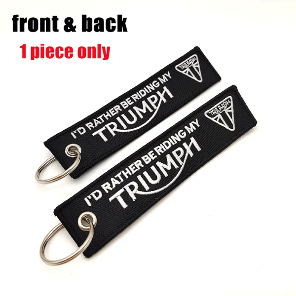 Υφασμάτινο Μπρελόκ Με Κεντητό Λογότυπο TRIUMPH 13Χ3 εκ.